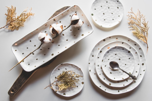 Kuchnia z akcesoriami i talerzami